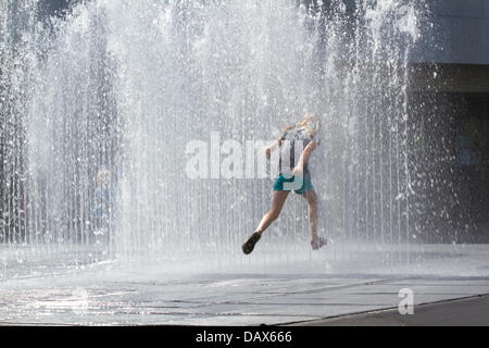 Londra, Regno Unito. Il 19 luglio 2013. I bambini giocano nella fontana degli specchi del danese Jeppe Hein nella Southbank in alte temperature Credito: amer ghazzal/Alamy Live News Foto Stock