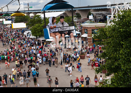 Un uomo e una donna ride the Sky glider sull'Henry W. Maier Festival Park (Summerfest Grounds) in Milwaukee Foto Stock