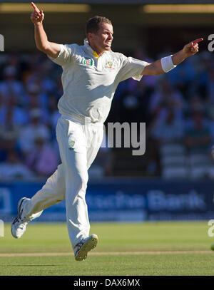 Londra, Regno Unito. 19 Luglio, 2013. Peter Siddle celebra tenendo il paletto di Kevin Pietersen durante il giorno due delle ceneri Investec secondo test match, al Lords Cricket Ground sulla luglio 19, 2013 a Londra, Inghilterra. Credito: Mitchell Gunn/ESPA/Alamy Live News Foto Stock