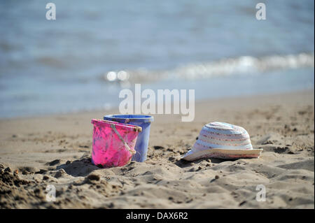 BARRY island, Regno Unito. Il 19 luglio 2013. Il British ondata di caldo continua e persone affollano le spiagge in Galles del Sud. Mostra fotografica di benne e un cappello a sinistra sulla sabbia. Foto di Credito Credito: Polly Thomas / Alamy Live News Foto Stock