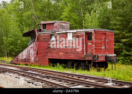 Il Russell Snow Plough #68 è lasciata decadere al Bartlett Roundhouse di Bartlett, New Hampshire Foto Stock