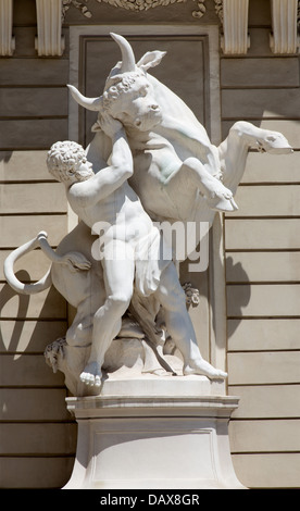 Vienna - la scultura di Ercole in lotta il Toro Cretese - ingresso al palazzo di Hofburg Foto Stock