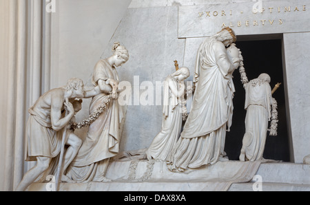 VIENNA - 3 luglio: dettaglio della tomba di Marie Christine figlia di Maria Theresia nella Augustinerkirche Foto Stock