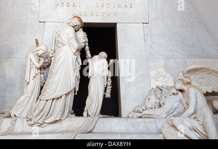 VIENNA - 3 luglio: dettaglio della tomba di Marie Christine figlia di Maria Theresia nella Augustinerkirche Foto Stock