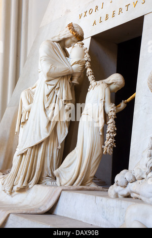 VIENNA - 3 luglio: dettaglio della tomba di Marie Christine figlia di Maria Theresia nella Augustinerkirche Foto Stock