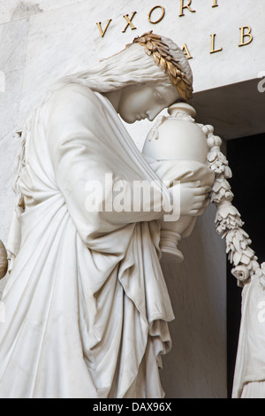 VIENNA - 3 luglio: dettaglio della tomba di Marie Christine figlia di Maria Theresia nella Augustinerkirche Foto Stock