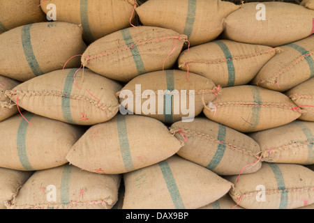 Canapa vecchia i sacchi contenenti il riso messa profondamente impilati Foto Stock