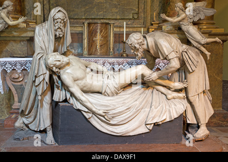 VIENNA - luglio 3. Statua in gesso della sepoltura di Gesù con Nicodemo e Giuseppe di Arimatea in Michaelerkirche Foto Stock