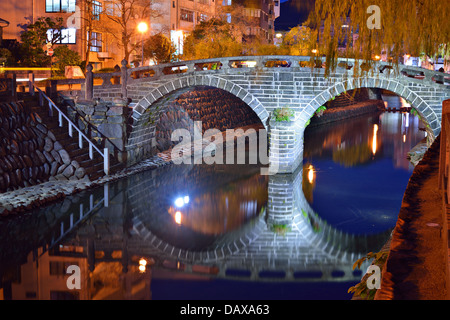 A Nagasaki, in Giappone presso la storica Megane 'Spectacles Ponte". Foto Stock