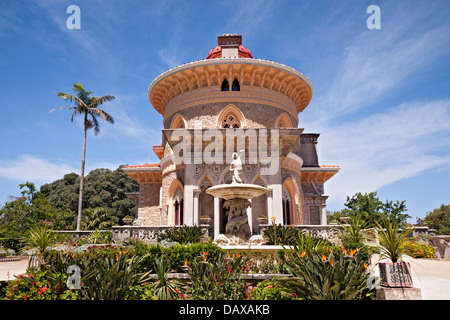 Il Monserrate Palace (Portoghese: Palácio de Monserrate), Sintra. Terrazza fontana e ingresso circolare Foto Stock