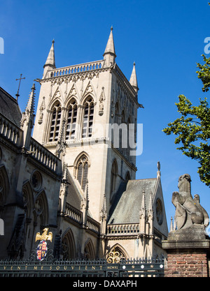 Vista di St Johns College Chapel da St Johns Street a Cambridge, Inghilterra Foto Stock