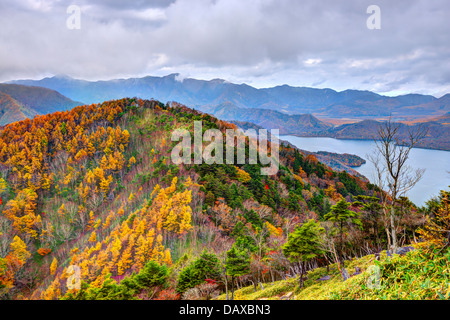 Montagne e Lago Chuzenji in Nikko, Giappone. Foto Stock