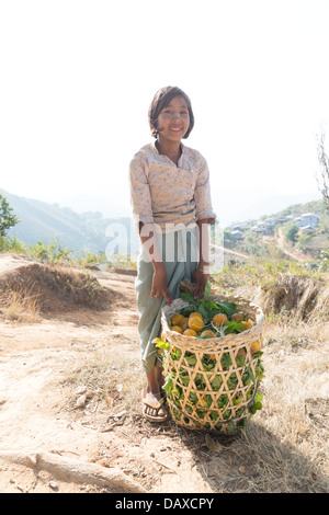 Ragazza con cesto di limoni al di fuori di Kalaw Foto Stock