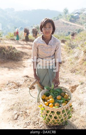 Ragazza con cesto di limoni al di fuori di Kalaw Foto Stock