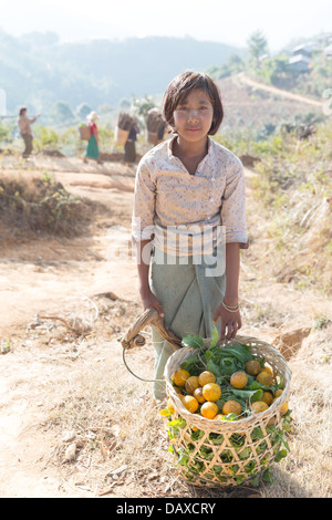 Ragazza con cesto di limoni al di fuori di Kalaw Foto Stock