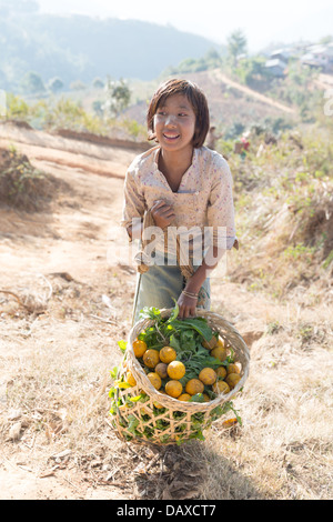 Ragazza con cesto di limoni al di fuori di Kalaw Foto Stock