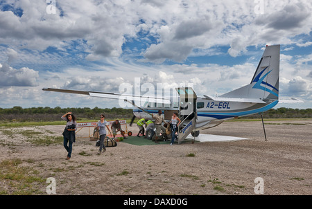 I turisti che arrivano in aereo nella Central Kalahari Game Reserve, Botswana, Africa Foto Stock