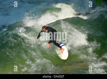 Surf sulla famosa onda dell'Eisbach a Monaco Foto Stock