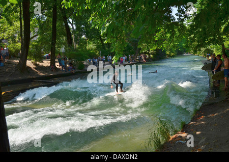 Surf sulla famosa onda dell'Eisbach a Monaco Foto Stock