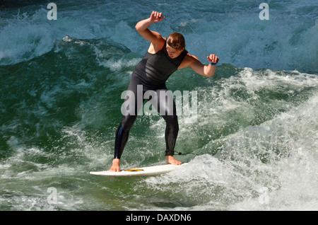 Surf sulla famosa onda dell'Eisbach a Monaco Foto Stock
