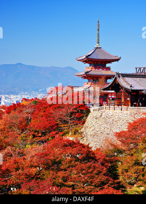 Kiyomizu-dera pagoda con colori autunnali a Kyoto, Giappone. Foto Stock