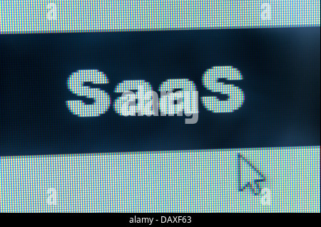 Il cloud computing concetto - SaaS la parola e il cursore sul monitor del computer Foto Stock