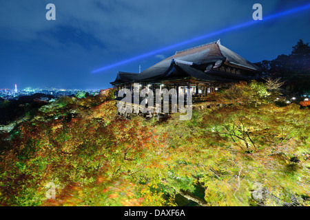 Kiyomizu-dera stadio di notte a Kyoto, in Giappone. Foto Stock