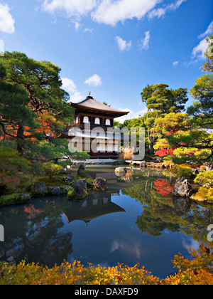 Ginkaku-ji il tempio di Kyoto, Giappone durante la stagione autunnale. Foto Stock