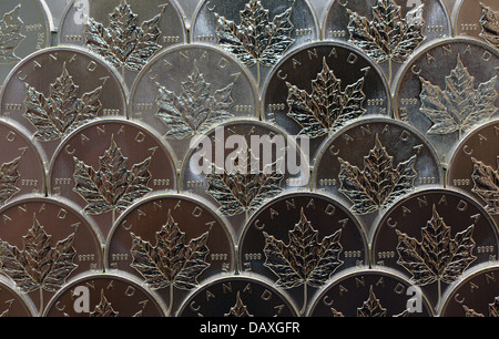 Molti silver bullion monete dal Canada, .9999 in pura oncia troy di argento Canadian Maple Leaf investment grade precedente denaro in metallo Foto Stock