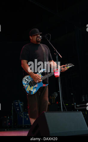 Portsmouth, Virginia, Stati Uniti d'America. 18 Luglio, 2013. Il chitarrista FLETCHER DRAGGE di Pennywise live presso il Padiglione Ntelos a Portsmouth. Credito: Jeff Moore/ZUMAPRESS.com/Alamy Live News Foto Stock