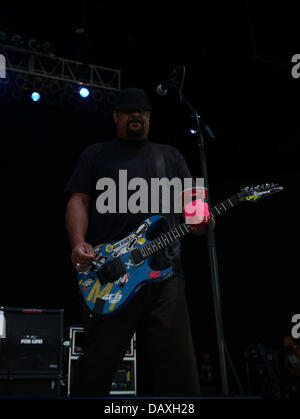 Portsmouth, Virginia, Stati Uniti d'America. 18 Luglio, 2013. Il chitarrista FLETCHER DRAGGE di Pennywise live presso il Padiglione Ntelos a Portsmouth. Credito: Jeff Moore/ZUMAPRESS.com/Alamy Live News Foto Stock