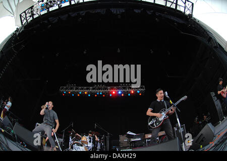 Portsmouth, Virginia, Stati Uniti d'America. 18 Luglio, 2013. Pennywise live presso il Padiglione Ntelos a Portsmouth. Credito: Jeff Moore/ZUMAPRESS.com/Alamy Live News Foto Stock