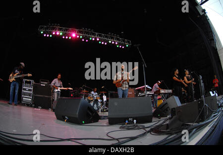 Portsmouth, Virginia, Stati Uniti d'America. 18 Luglio, 2013. Cantante Reggae JULIAN MARLEY live presso il Padiglione Ntelos a Portsmouth. Credito: Jeff Moore/ZUMAPRESS.com/Alamy Live News Foto Stock