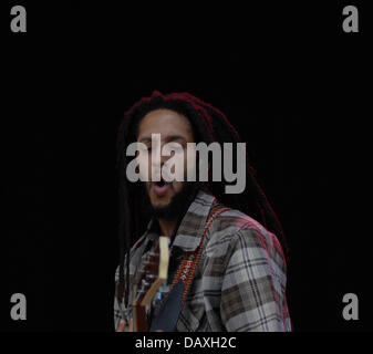 Portsmouth, Virginia, Stati Uniti d'America. 18 Luglio, 2013. Cantante Reggae JULIAN MARLEY live presso il Padiglione Ntelos a Portsmouth. Credito: Jeff Moore/ZUMAPRESS.com/Alamy Live News Foto Stock