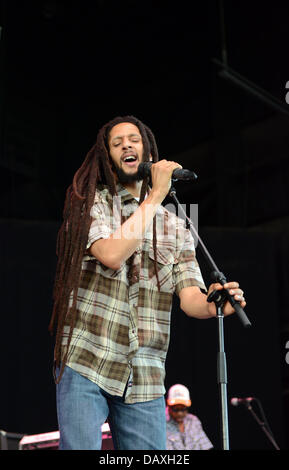 Portsmouth, Virginia, Stati Uniti d'America. 18 Luglio, 2013. Cantante Reggae JULIAN MARLEY live presso il Padiglione Ntelos a Portsmouth. Credito: Jeff Moore/ZUMAPRESS.com/Alamy Live News Foto Stock