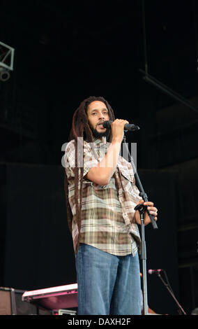 Portsmouth, Virginia, Stati Uniti d'America. 18 Luglio, 2013. Cantante Reggae JULIAN MARLEY live presso il Padiglione Ntelos a Portsmouth. Credito: Jeff Moore/ZUMAPRESS.com/Alamy Live News Foto Stock