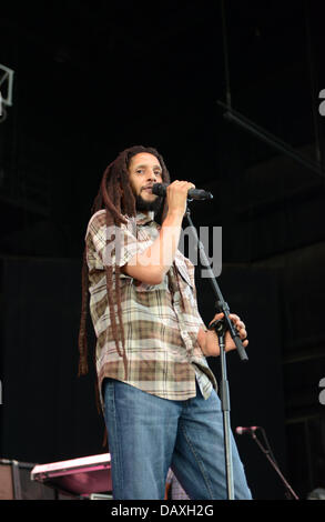 Portsmouth, Virginia, Stati Uniti d'America. 18 Luglio, 2013. Cantante Reggae JULIAN MARLEY live presso il Padiglione Ntelos a Portsmouth. Credito: Jeff Moore/ZUMAPRESS.com/Alamy Live News Foto Stock