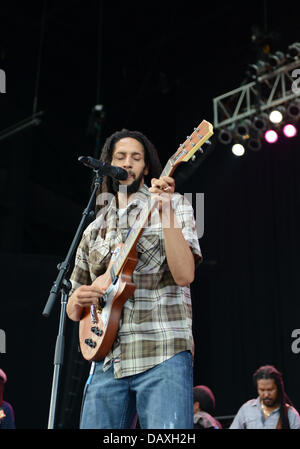 Portsmouth, Virginia, Stati Uniti d'America. 18 Luglio, 2013. Cantante Reggae JULIAN MARLEY live presso il Padiglione Ntelos a Portsmouth. Credito: Jeff Moore/ZUMAPRESS.com/Alamy Live News Foto Stock