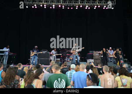 Portsmouth, Virginia, Stati Uniti d'America. 18 Luglio, 2013. Cantante Reggae JULIAN MARLEY live presso il Padiglione Ntelos a Portsmouth. Credito: Jeff Moore/ZUMAPRESS.com/Alamy Live News Foto Stock