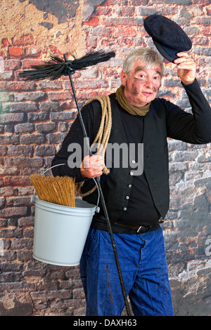 Gentile spazzacamino dicendo ciao con il suo cap Foto Stock