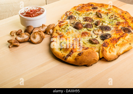 Un artigiano pizza con Funghi Shitake finocchio e mozzarella Foto Stock