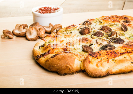 Un artigiano pizza con Funghi Shitake finocchio e mozzarella Foto Stock