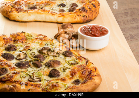 Un artigiano pizza con Funghi Shitake finocchio e mozzarella Foto Stock