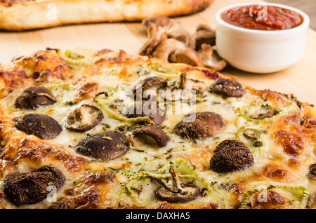 Un artigiano pizza con Funghi Shitake finocchio e mozzarella Foto Stock