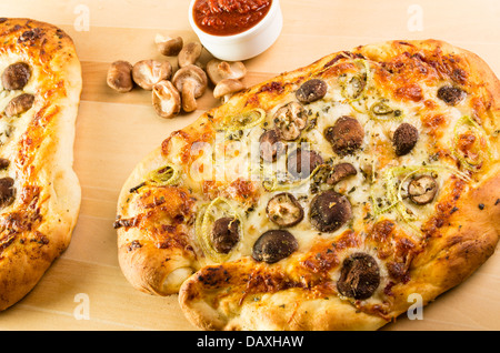 Un artigiano pizza con Funghi Shitake finocchio e mozzarella Foto Stock