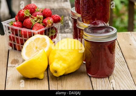 Freschi Fatti in casa limone fragole confettura di cagliata o conserve con fragole e limoni Foto Stock