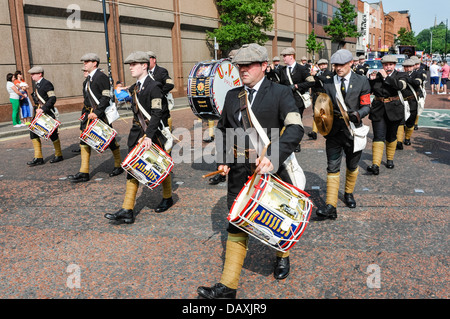 Una banda UVF parade nel XII Luglio ordine arancione parade Foto Stock