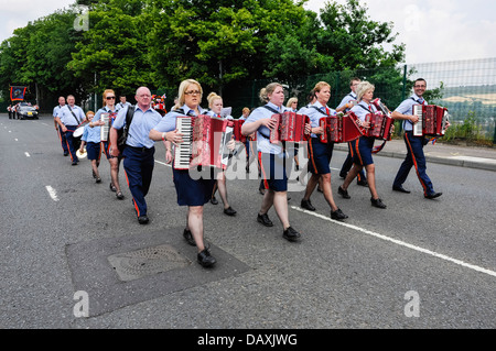 Staffordtown formare fisarmonica Marching Band sul dodicesimo luglio ordine arancione parade Foto Stock