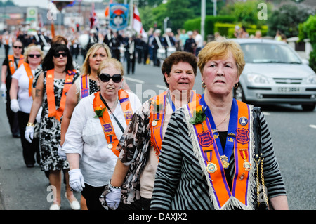 Orangewomen camminando sulla strada durante il XII Luglio ordine arancione parade Foto Stock