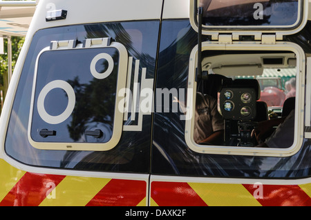 Telecamera guarda fuori della parte posteriore di una polizia di rilevamento velocità van Foto Stock